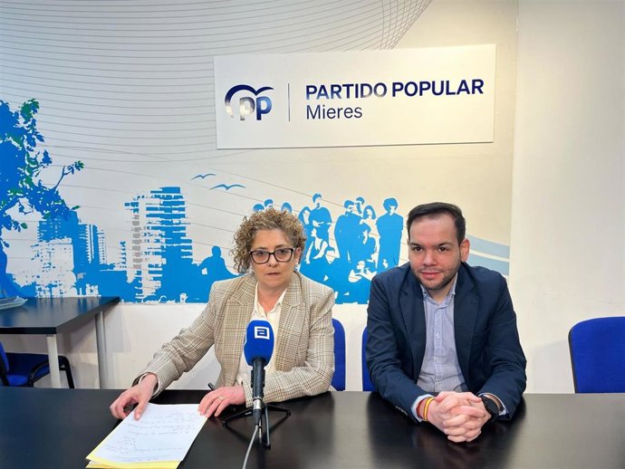Archivo - La diputada regional del PP y portavoz de Educación, Gloria García, junto al concejal del PP en Mieres, Víctor Ferreira.
