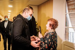El conseller de la Presidencia, Albert Dalmau, en su visita a la residencia de Sant Jaume de Olot (Girona)