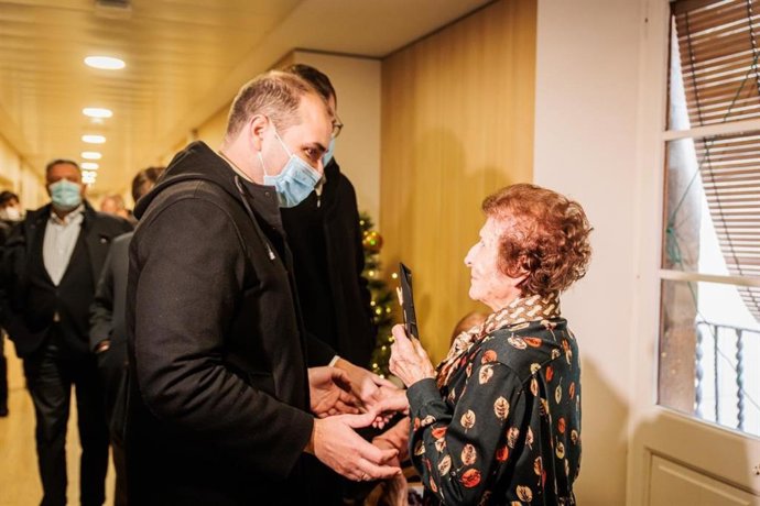 El conseller de la Presidencia, Albert Dalmau, en su visita a la residencia de Sant Jaume de Olot (Girona)