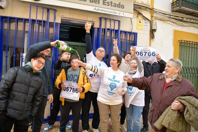 Archivo - Agraciados con el ‘Segundo Premio’ del Sorteo Extraordinario de El Niño 2025 correspondiente al número 06766 celebran su suerte en la administración de la calle Concepción, 2 de Villarrubia de los Ojos, a 6 de enero de 2025, en Villarubia de los