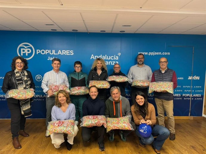 Reparto de caramelos en las asociaciones de vecinos jiennenses.