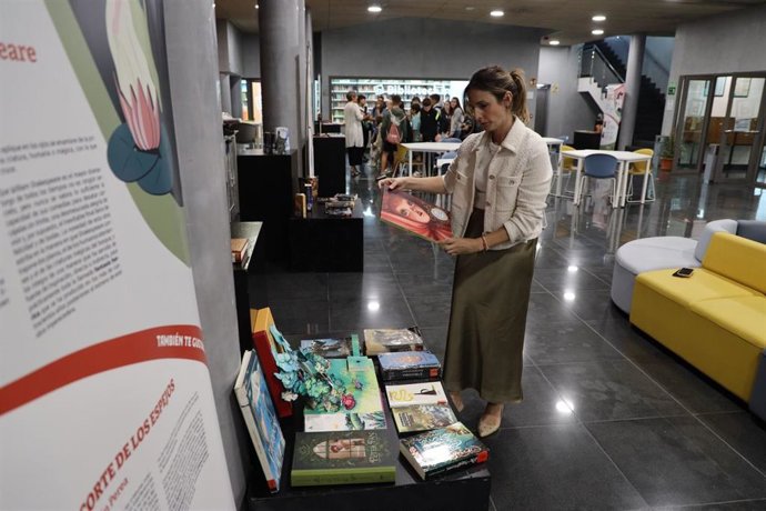 La Red de Bibliotecas Públicas de El Ejido incrementa su fondo bibliográfico con novedades literarias.