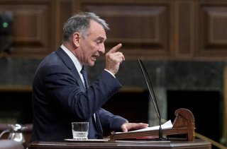 Archivo - El portavoz parlamentario de IU y diputado de Sumar, Enrique Santiago, interviene durante una sesión plenaria, a 12 de diciembre de 2024, en Madrid (España). 