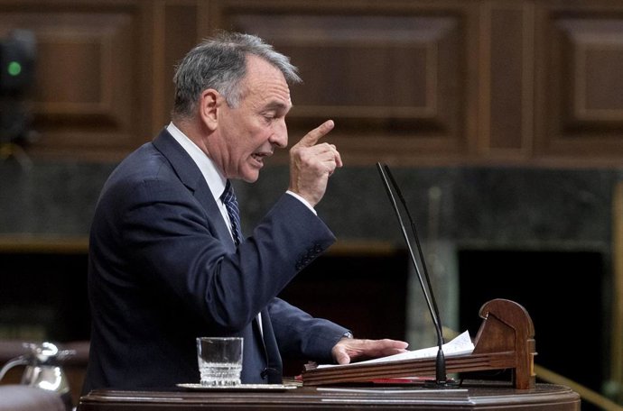 Archivo - El portavoz parlamentario de IU y diputado de Sumar, Enrique Santiago, interviene durante una sesión plenaria, a 12 de diciembre de 2024, en Madrid (España). 