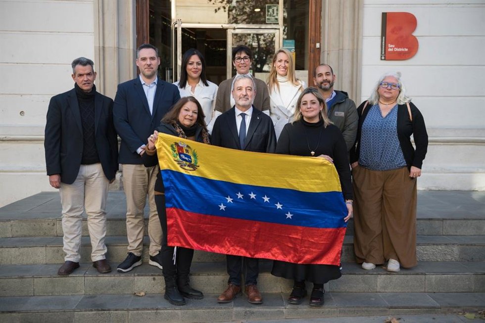 Archivo - El alcalde de Barcelona Jaume Collboni junto a representantes de la comunidad venezolana en Barcelona