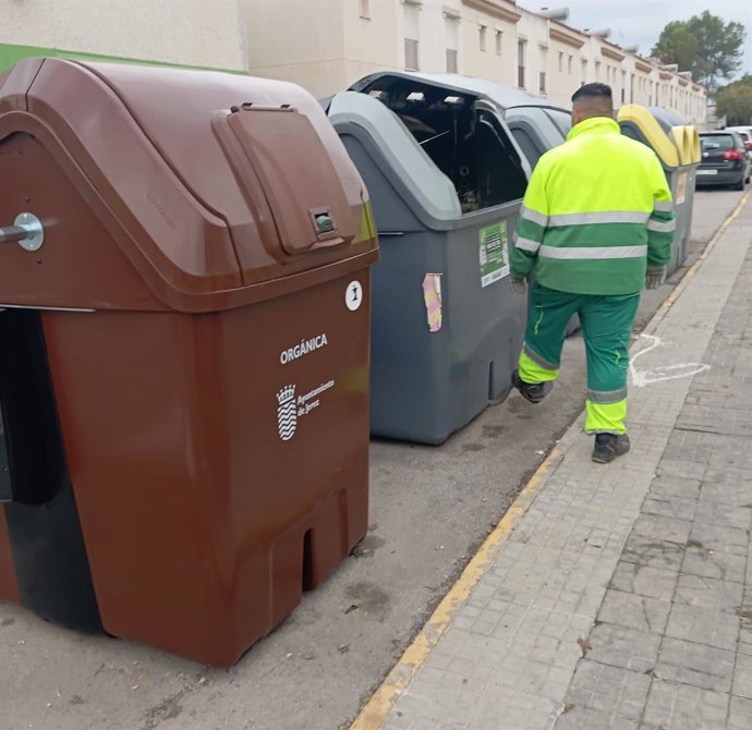 Contendor marrón instalado en Guadalcacín, pedanía de Jerez de la Frontera (Cádiz)