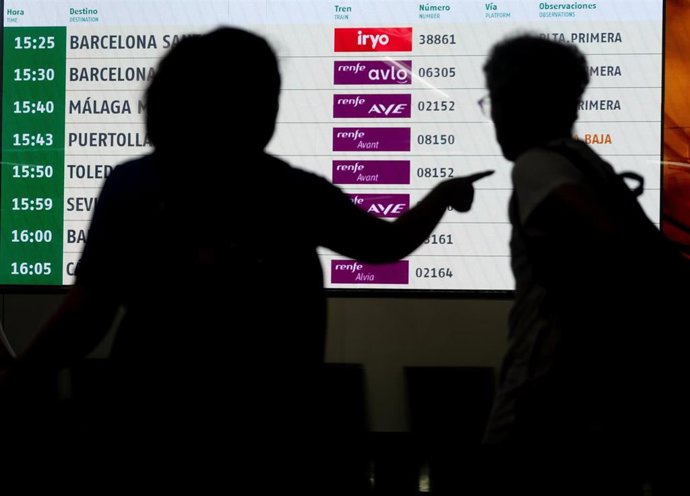 Archivo - Dos personas en la estación de trenes Puerta de Atocha-Almudena Grandes, en Madrid (España)