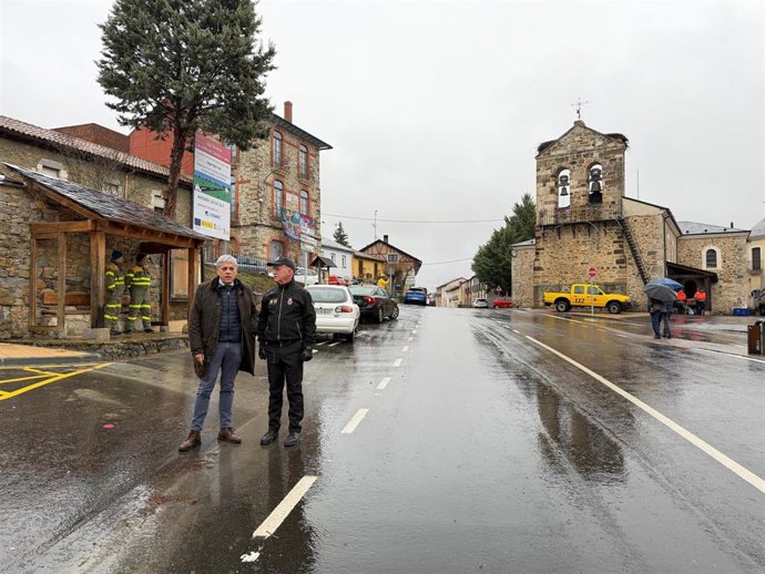 Visita de Eduardo Diego Pinedo junto a Manuel Rodríguez Díez en la travesía de Riello.