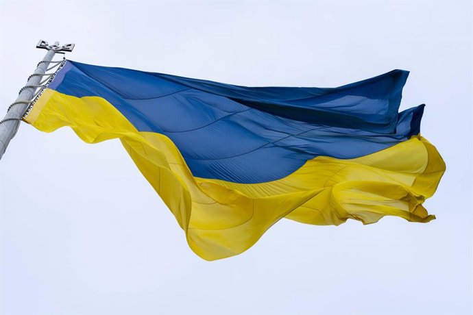 Archivo - 24 de novembro de 2025, Kiev, cidade de Kiev, Ucrânia: A maior bandeira permanente da Ucrânia hasteada sobre Kiev.