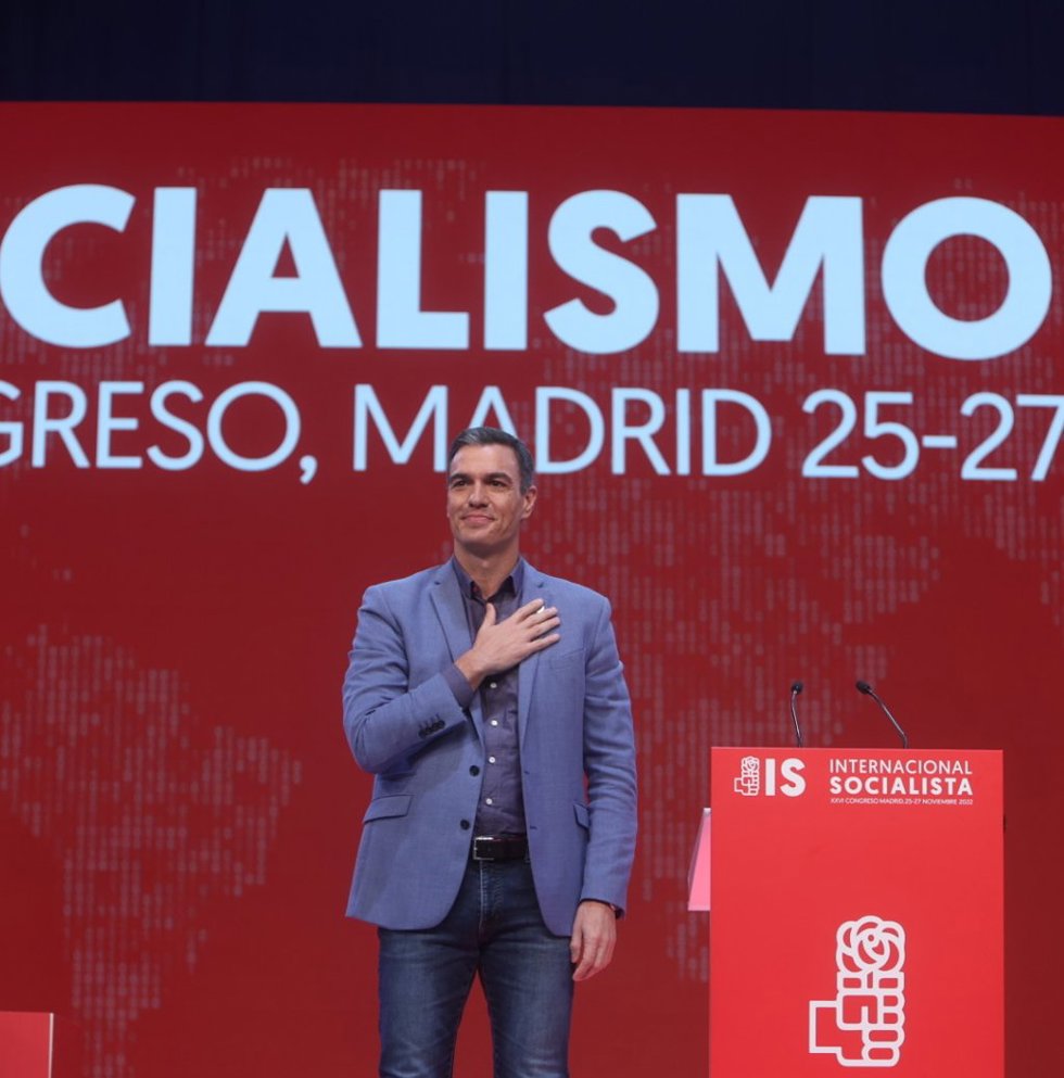 Archivo - El presidente del Gobierno, Pedro Sánchez, saluda tras su proclamación como presidente de la Internacional Socialista durante la última jornada del XXVI Congreso de la Internacional Socialista (IS), en IFEMA Madrid, a 27 de noviembre de 2022,