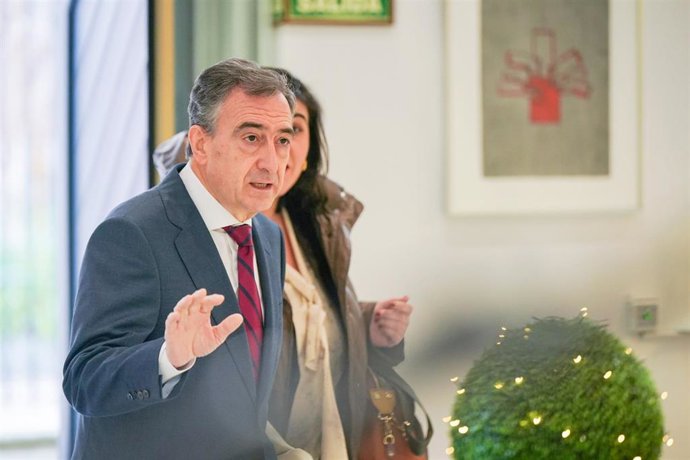 El presidente del EBB, Aitor Esteban, a su llegada al debate de los Presupuestos de 2026, en el Parlamento vasco, a 23 de diciembre de 2025, en Vitoria-Gasteiz, Álava, País Vasco (España).