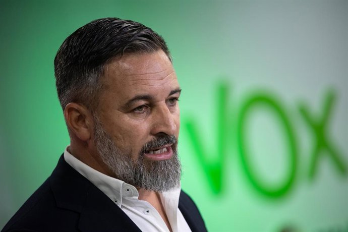 Archivo - O presidente da Vox, Santiago Abascal, durante uma coletiva de imprensa após o Comitê Executivo Nacional da Vox, na sede da Vox, em 13 de outubro de 2025, em Madri (Espanha).