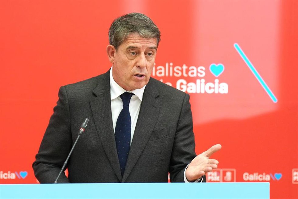 El secretario general del PSdeG y portavoz del Grupo Socialista en el Parlamento de Galicia, José Ramón Gómez Besteiro, hace declaraciones ante los medios, en el Parlamento de Galicia, a 16 de diciembre de 2025, en Santiago de Compostela, A Coruña, Gali