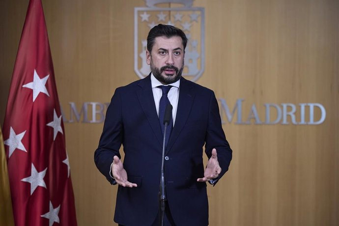 El portavoz del PP, Carlos Díaz-Pache, durante el debate de los Presupuestos de 2026, en la Asamblea de Madrid, a 19 de diciembre de 2025, en Madrid (España). La Asamblea de Madrid aprueba con la mayoría absoluta del PP los Presupuestos de la Comunidad de