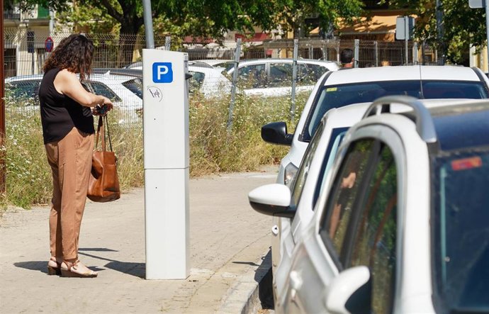 Archivo - Un ciudadano,  recoge  el ticket para el estacionamiento de su vehículo en la zona azul.
