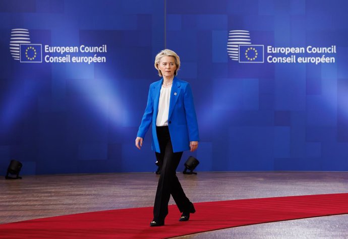 A presidente da Comissão Europeia, Ursula von der Leyen, fotografada nas chegadas antes de uma cúpula do Conselho Europeu, em Bruxelas, na quinta-feira, 18 de dezembro de 2025.