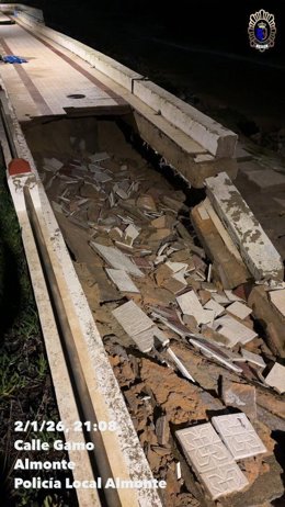 Daños en el paseo marítimo de Matalascañas en Almonte (Huelva).