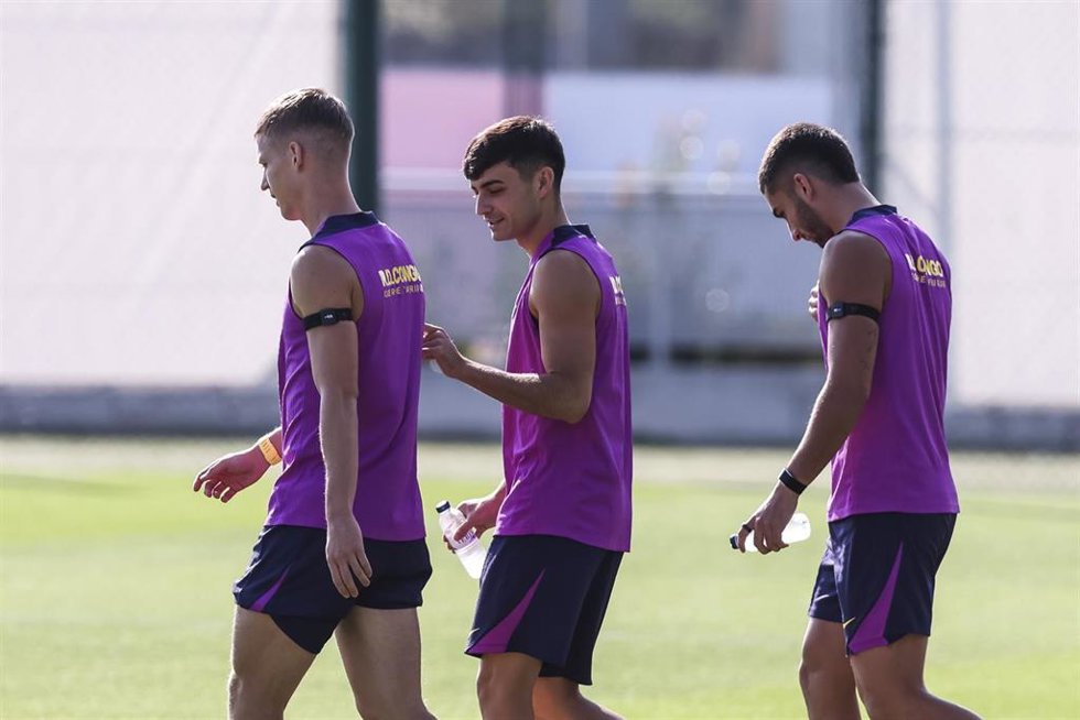Archivo - Dani Olmo, Pedri y Ferran Torres durante un entrenamiento del FC Barcelona