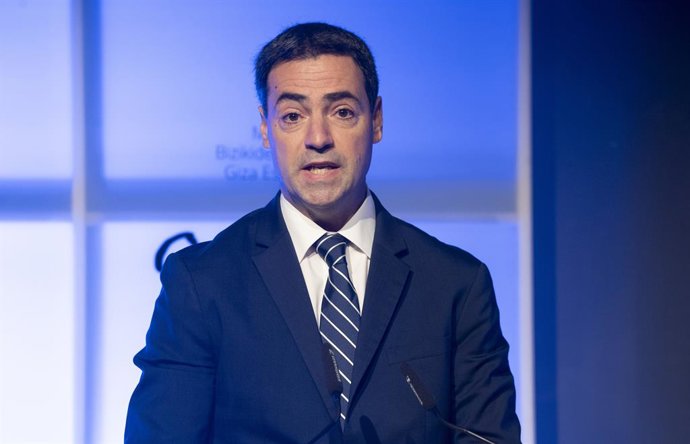 Archivo - Arquivo - O lehendakari, Imanol Pradales, discursa na cerimônia institucional do "Dia da Memória", no Centro de Conferências Europa, em 10 de novembro de 2025, em Vitoria, Álava, País Basco (Espanha). Esse ato institucional lembra e presta homen