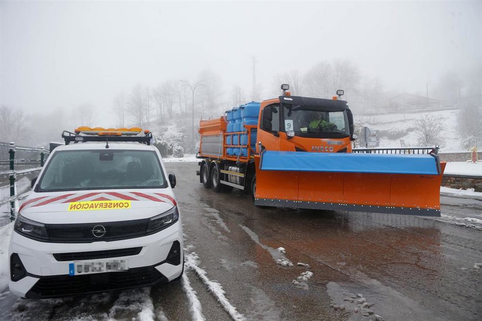 Archivo - Una máquina quitanieves retira la nieve del asfalto, a 9 de diciembre de 2024, en Pedrafita do Cebreiro, Lugo, Galicia (España). 