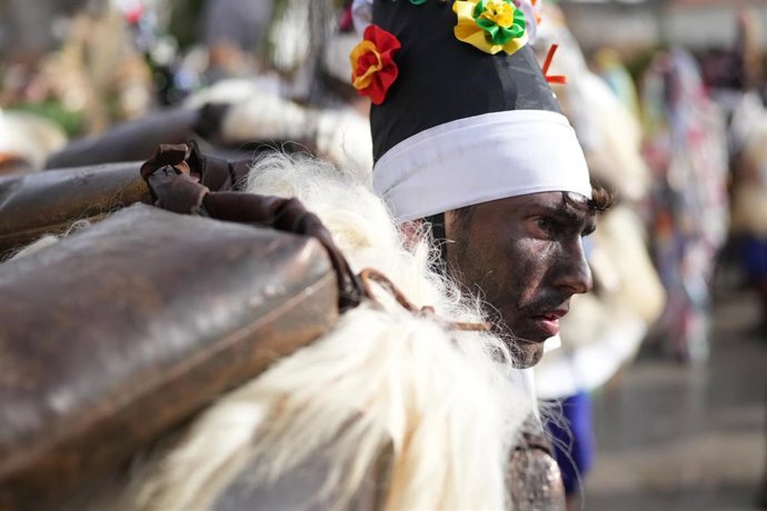 Archivo - Uno de los participantes disfrazado en la celebración de la fiesta de la Vijanera.-ARCHIVO