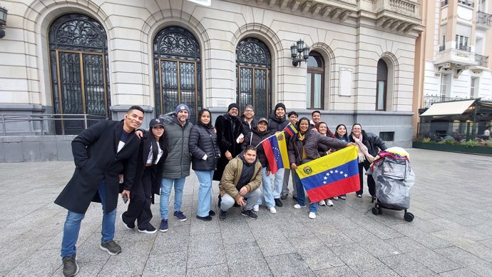 Ciudadanos venezolanos se han acercado a la plaza España de Zaragoza a celebrar el derrocamiento de Nicolás Maduro