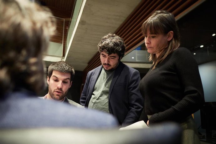 Archivo - La vicepresidenta tercera del Gobierno de Navarra y consejera de Vivienda, Juventud y Políticas Migratorias, Begoña Alfaro, con los parlamentarios de Contigo-Zurekin Carlos Guzmán, Miguel Garrido y Daniel López.