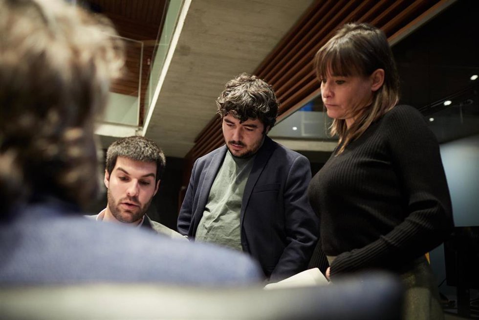 Archivo - La vicepresidenta tercera del Gobierno de Navarra y consejera de Vivienda, Juventud y Políticas Migratorias, Begoña Alfaro, con los parlamentarios de Contigo-Zurekin Carlos Guzmán, Miguel Garrido y Daniel López.