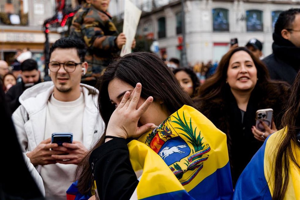 Un grupo de venezolanos celebran la "caída del régimen de Maduro", en la Puerta del Sol, a 3 de enero de 2026, en Madrid (España).
