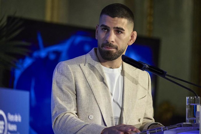 Archivo - El actual Campeón Mundial de Peso Ligero de UFC, Ilia Topuria, durante un desayuno informativo de Nueva Economía Forum, en el Real Casino Gran Círculo de Madrid, a 16 de septiembre de 2025, en Madrid (España).