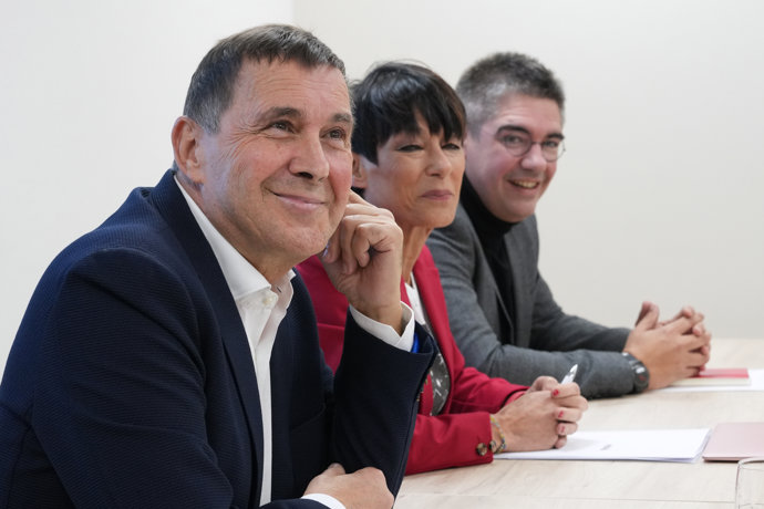 Archivo - (I-D) El coordinador general de EH Bildu, Arnaldo Otegi; la portavoz de EH Bildu en Gipuzkoa, Maddalen Iriarte y el senador de EH Bildu Gorka Elejabarrieta, durante la reunión de su Mesa Política, en la sede de EH Bildu, a 27 de noviembre de 202