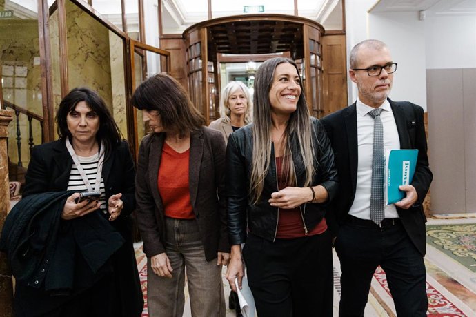 La portavoz de Junts en el Congreso, Miriam Nogueras (2d), a su salida de una sesión plenaria, en el Congreso de los Diputados, a 9 de diciembre de 2025, en Madrid (España). El Pleno el Congreso debate hoy una proposición de ley del PP con la que plantea 