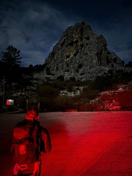 Agentes de la Guardia Civil antes de iniciar el rescate de cinco senderistas en el pico del Reloj, en la sierra de Grazalema.