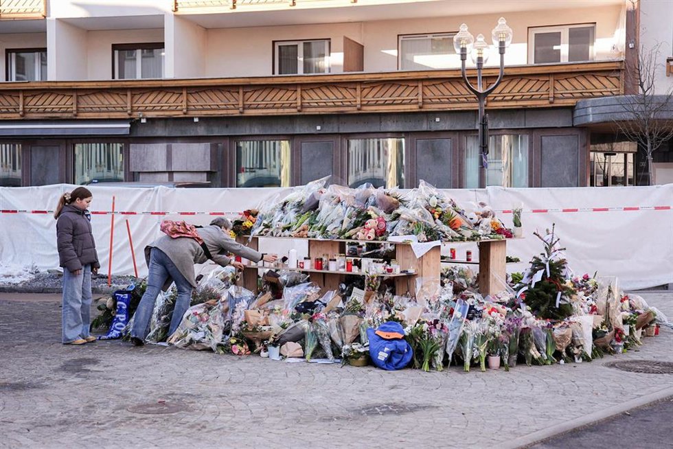 Flores en recuerdo de las víctimas del incendio en Le Constellation, en Crans-Montana, Valais (Suiza)