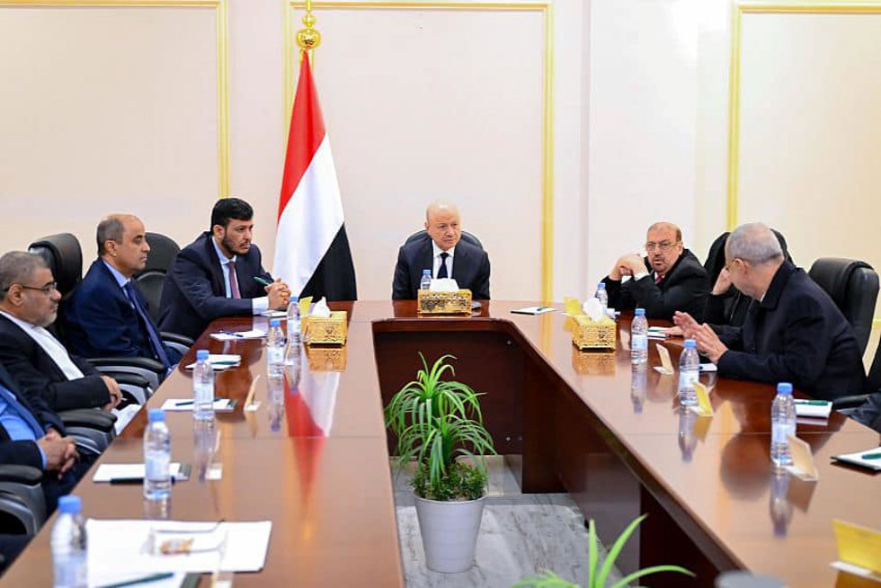 El presidente de Yemen, Rashad Muhamad al Alimi, durante una reunión del Consejo de Defensa Nacional de las autoridades reconocidas internacionalmente (archivo)