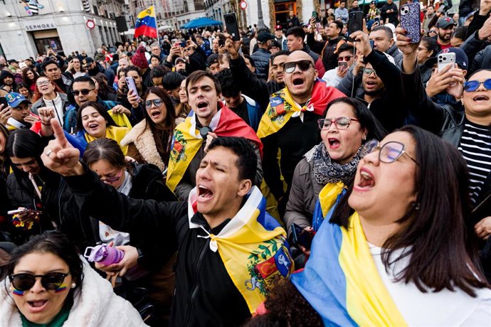 Decenas de venezolanos celebran la "caída del régimen de Maduro", en la Puerta del Sol