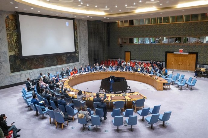 UNITED NATIONS, Dec. 24, 2025 -- Representantes votam em um projeto de resolução durante uma reunião do Conselho de Segurança na sede da ONU em Nova York, em 23 de dezembro de 2025. O Conselho de Segurança da ONU adotou, na terça-feira, uma resolução para