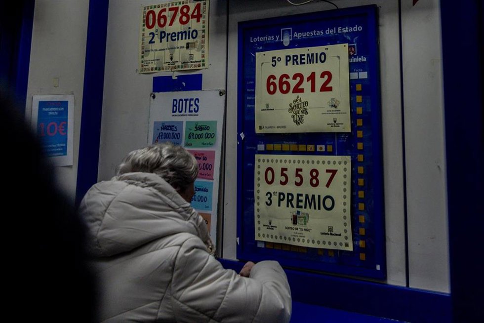 Gente comprando lotería para el Sorteo Extraordinario de El Niño, a 29 de diciembre de 2029, en Madrid (España). 
