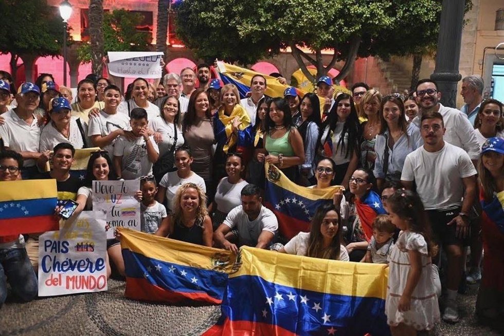 La presidenta del Partido Popular de Jerez de la Frontera (Cádiz) y alcaldesa del municipio, María José García-Pelayo, con la comunidad venezolana.