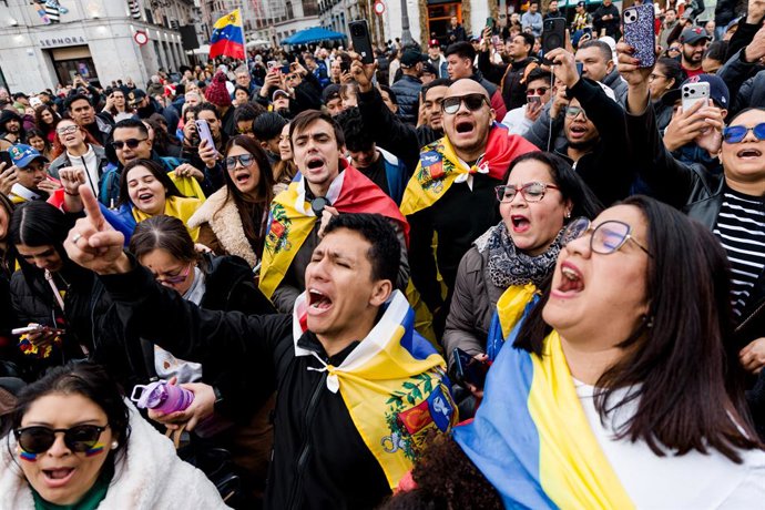 Decenas de venezolanos celebran la "caída del régimen de Maduro", en la Puerta del Sol, a 3 de enero de 2026, en Madrid (España). El presidente de Venezuela, Nicolás Maduro, se encuentra ahora mismo "bajo arresto" y será sometido a juicio en suelo estadou
