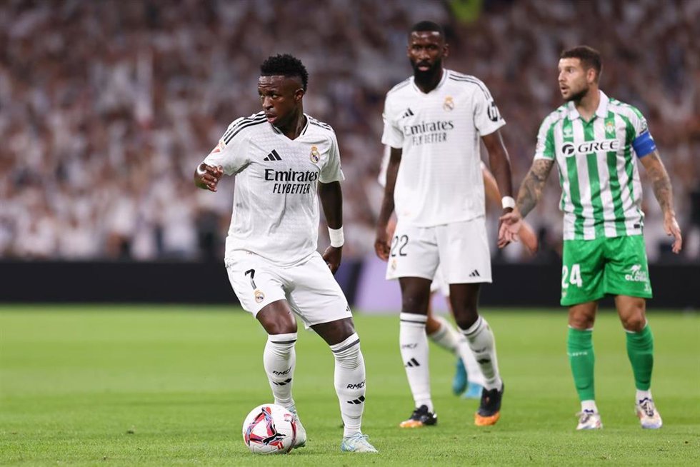 Archivo - Vinícius y Antonio Rüdiger ante Aitor Ruibal en un Real Madrid-Real Betis de la temporada pasada
