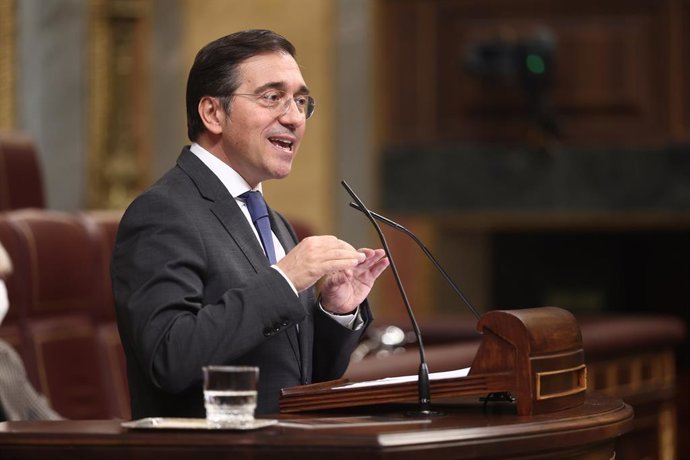 El ministro de Asuntos Exteriores, Cooperación y Unión Europea, José Manuel Albares, interviene durante una sesión de control al Gobierno, en el Congreso de los Diputados, a 10 de diciembre de 2025, en Madrid (España). El Gobierno se enfrenta una semana m