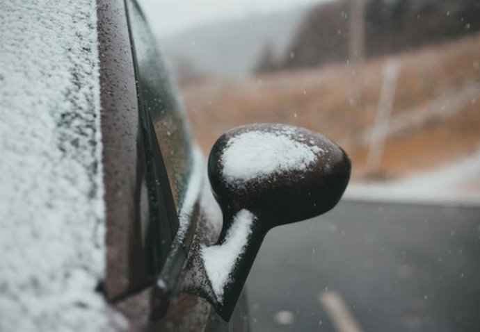 Imagen de recurso de un vehículo que atraviesa la jornada invernal de Castilla y León.