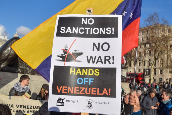 20 de dezembro de 2025, Londres, Inglaterra, Reino Unido: Manifestantes se reúnem na Trafalgar Square em protesto contra uma possível guerra entre os EUA e a Venezuela após ataques dos EUA a navios venezuelanos.