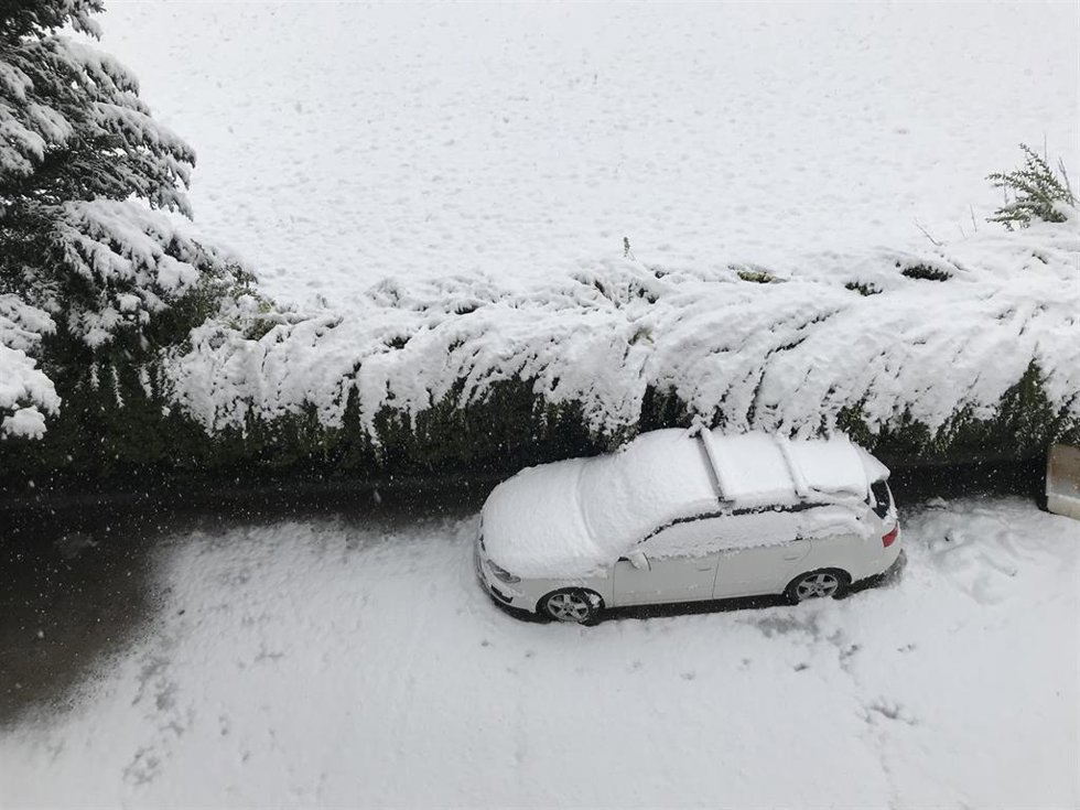 Archivo - Coche con nieve.