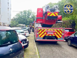 Los servicios de emergencia en la intervención de un incendio en una vivienda en Sevilla.