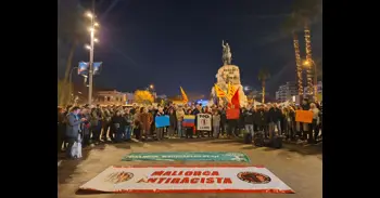 Unas 150 personas claman en Palma contra el "führer" Trump y se posicionan "no a favor de Maduro, si no de la paz"