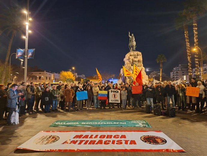 Unas 150 personas claman en Palma contra el "führer" Trump y se posicionan "no a favor de Maduro, si no de la paz"