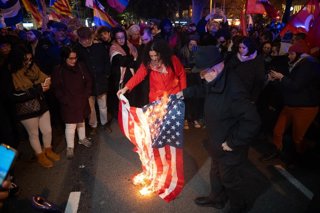 Cremen una bandera d'EUA en una de les concentracions