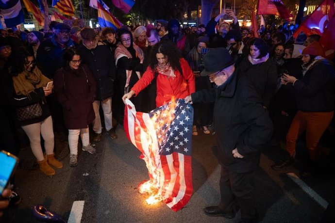 Cremen una bandera d'EUA en una de les concentracions